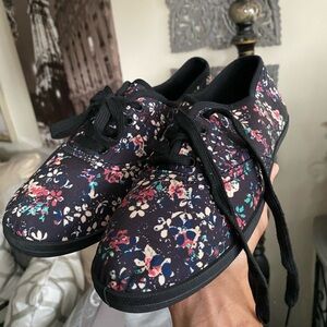 Wild Diva Lounge Sneaker Shoes size 9